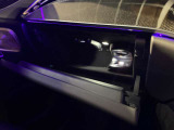 メルセデス純正パフュームアドバイザー搭載。車内を上質な香りで演出し、走行のたびに特別感を味わえます。ETC車載器はグローブボックス内に設置。