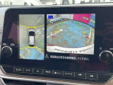 車を真上から見ているように、周囲の状況を把握しながら安心して駐車が行えるアラウンドビューモニター装備!