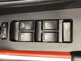 パワーウィンドのスイッチです。運転席に座りながら、助手席や後席の窓を開け閉めできるので大変便利ですよ。