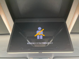 【13.2型有機ELフリップダウン】三列目からでも迫力のエンタメが観れる大画面フリップダウン。有機ELのモニターでは、一般的なフリップダウンよりも高コントラストでキレイな映像を楽しめます。