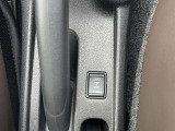 2WD、4WDの切り替えスイッチがサイドブレーキ横に付いています!状況に応じて切り替え可能!