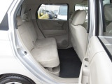 【足もと広々】リアシートの足元広々!ゆったり空間で楽チンです。 ロングドライブも快適です。