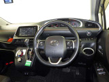 運転席まわりです。 各操作スイッチは使いやすい位置に配置されてます。