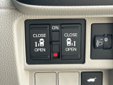 リアドアは乗り降りに便利な電動スライドドアです。また運転席に座っていながらスイッチ操作で自在にスライドドアを開け閉めできます。