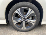【タイヤ・ホイール】 純正17インチアルミホイール タイヤサイズ《215/50R17》になります。