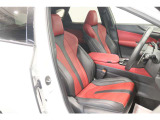 【運転席】ブラック/レッド基調のインテリアに本革シート。パワーシートでお好みの位置に座席を設定可能です。シートヒーター・ベンチレーション・フロアマット付です。