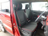 外見からは想像もつかないほど広い車内空間です。ゆったりと座れます。運転席にはシートリフターが付いていますので座高にあわせてドライビングポジションが決められます。