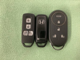 スマートキー付きですからドアロックの開閉およびエンジンスタートが楽々です。電動スライドドアの開け閉めもボタンで操作できます。加えて、純正リモコンエンジンスターター用の操作キーもついています。