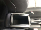 運転席と助手席の間には、ひじ掛けがついてます。収納ボックスも兼ねているので、小物も収納でき車内をスッキリと片付けられます。