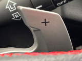 【パドルシフト】ハンドルから手を離さずに素早くシフトアップ&ダウンができるので、エンジンブレーキを使う下り坂や高速道路の合流で加速したい場面で役立ちます。