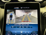 【全方位型モニター】クルマを上空から見下ろしているかのように、直感的に周囲の状況を把握できる全方位型モニター。狭い場所での駐車でも周囲が映像で確認できます。