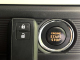 【キーレススタートシステム】カバンやポケットに入れたままでもドアの施錠・解錠が可能なスマートキーを装備。エンジンのオン・オフ時もカギを取り出す必要が無いからとっても便利です♪