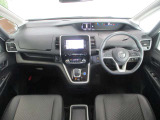 ミニバンならではの見渡しのいい運転席と、広々とした室内。スタイリッシュなインテリアです。女性ドライバーにも嬉しい、パーキングアシストも付いてます!