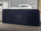 【10.25インチマツダコネクト】車内の雰囲気にマッチした大型ディスプレイ。スマホ接続でのナビ使用やBluetooth再生等、様々な機能が楽しめます。直感的なダイヤル操作が可能で、使い勝手も良好です。