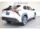 ワイド感を強調した横一文字のラインと、奥行き感を見せるルーバーとの組み合わせによってコンビランプを形成。