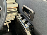 運転席側のドア部。こちらのスイッチでドアミラーの角度調整やパワーウィンドーの操作が可能になります。