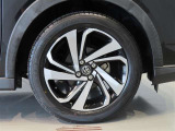 純正のアルミホイール装着車です。タイヤサイズは195/60R17です。