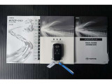 メンテナンスノート、取扱説明書です。 その車の整備記録が事細やかに記録されています。 車が生まれてから今までどのような道を歩んできたのか判るとても重要な物ですよ。