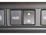 ヘッドアップディスプレイ搭載!運転中でも前を見たまま速度や案内をチェックできます!目線移動が少なく、安心してドライブを楽しめる大変便利な装備です!