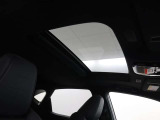開放感のあるムーンルーフを装備しています。空気の入れ替えにも便利です。