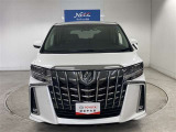 高級感溢れ、迫力のフロントマスクのアルファード。