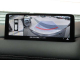 車両の前後左右にある4つのカメラを合成することで、まるでご自身のクルマを空から見ているような俯瞰での映像を映し出してくれます。バック時ももちろんのこと、前進時に視界の悪い交差点でも役に立ちますね。
