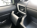 運転席用・助手席用と2つのカップホルダーを装備しています。ドリンクだけでなく、色々な小物の置き場所としても大変便利です。