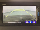 【バックカメラ】運転が苦手な方も車庫入れラクラクです!ギアをリバースに入れれば自動的に切り換わりますので、面倒な操作は不要です♪狭い駐車場もお車を傷つけず安心ですね!