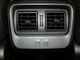 充電用USB端子付き。スマートフォンなどの充電に便利です。