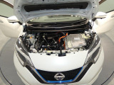【e-POWER】 モーター駆動ならではの効率的な走り。清掃されたエンジンルームが、お車を大切に管理してきた証です。これからの行楽シーズンも、力強く静かな走行性能を発揮します。