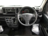 フロントSRSエアバッグは車両前方から乗員が重大な傷害を受けるおそれのある大きな衝撃を受けた場合に作動し、シートベルトが身体を拘束する働きと併せて前席乗員の頭部や胸部などへの衝撃をやわらげる装置です。