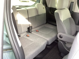 【3列目後部座席】3列目でも快適なスペースを確保しています!!また2列目が乗り込みやすいように可動しますので乗り降りもラクラクです!