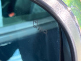 【ブラインドスポットワーニング】走行中、ドアミラーの死角になりやすい箇所に後続車が接近するとサイドミラー付近に警告を表示、ドライバーに注意喚起をしてくれます。