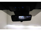 【デジタルインナーミラー】車両後方カメラの映像を映します。ヘッドレストや荷物などで視界を遮らずに後方を確認することができます。切替レバーを操作して通常のミラーモードに変更ができます。