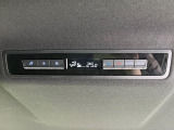 【リアオートエアコン】広い後部座席には必須の機能!風量や温度を自動で調整し前席と同様な車内環境にしてくれるリアオートエアコンを装備。夏の暑さも冬の寒さもストレスなく快適にお過ごしいただけます♪