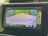 【バックカメラ】駐車時に後方がリアルタイム映像で確認できます。大型商業施設や立体駐車場での駐車時や、夜間のバック時に大活躍!運転スキルに関わらず、今や必須となった装備のひとつです!