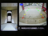 ギアを『R』に入れるとナビ画面に、まるで雲の上から覗いているような映像が映り、駐車をサポートしてくれます。