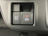【電動パーキングブレーキ+オートブレーキホールド機能】 指先だけで簡単に操作が可能なパーキングブレーキ、スイッチを押すとブレーキペダルから足を離してもブレーキを保持できるオートブレーキホールド搭載