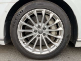 19インチ純正アルミホイール装備 全車両に標準装備の純正アルミホイールは、純正ならではのバランスの良いデザインと、走行安定性をお楽しみ頂けます。
