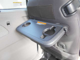 運転中にも飲み物を置けるドリンクホルダーです。エアコンの噴出し口の出口にありますので冷たい飲み物が冷えたままです。