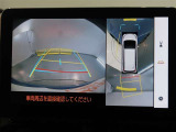 パノラミックビューモニター付きです。車両を上から見たような映像をモニター画面に表示。運転席からの目視では見にくい、車両周辺の状況をリアルタイムでしっかり確認できます。