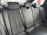 ●リアシート『フロントシート同様に固めの座り心地でホール性の高い設計。コンパクトボディながらも膝前スペースもしっかり確保されています。2人乗車可能』