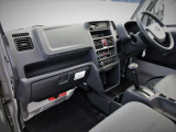 AM/FMラジオチューナー・マニュアルエアコンを装備する運転席まわり。