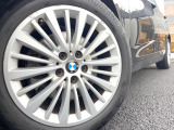 ●純正17インチアルミホイール:輸入車ならではの卓越した走りを支えるホイールと足回りです!日本車の走りに慣れている方にもぜひ体感して頂きたいほど、高いレベルでまとまっています!