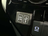 充電用USB端子付き。スマートフォンなどの充電に便利です。