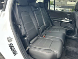 メルセデスのシートは少し硬めになっております。長時間の運転の際、適度な反発があることでお尻や腰の負担を減らす効果が御座います。