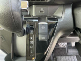 電動パーキングブレーキは、従来の足踏み式に比べ、しっかりと車をホールドしてくれるので安心です。女性の方には特に安心いただける装備です