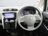 デイズルークスの運転席廻りになります。ひじ掛けや収納など便利な装備がついてます!