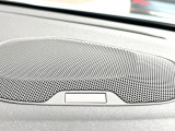 【harman kardon】ハーマンカードンのHi-Fiスペシャリストと共に、モデル別に開発・設計された専用チューニングが臨場感溢れる音響空間を実現しています。