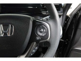 Hondaセンシングの機能のひとつ、アダプティブクルーズコントロール付!アクセルから足を離しても設定したスピードと前車との車間を保ち走行してくれます!車線維持もアシスト☆高速道路で疲労軽減ですね☆